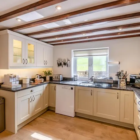 3 Bed In Oc-w30775 펜션 West Burton